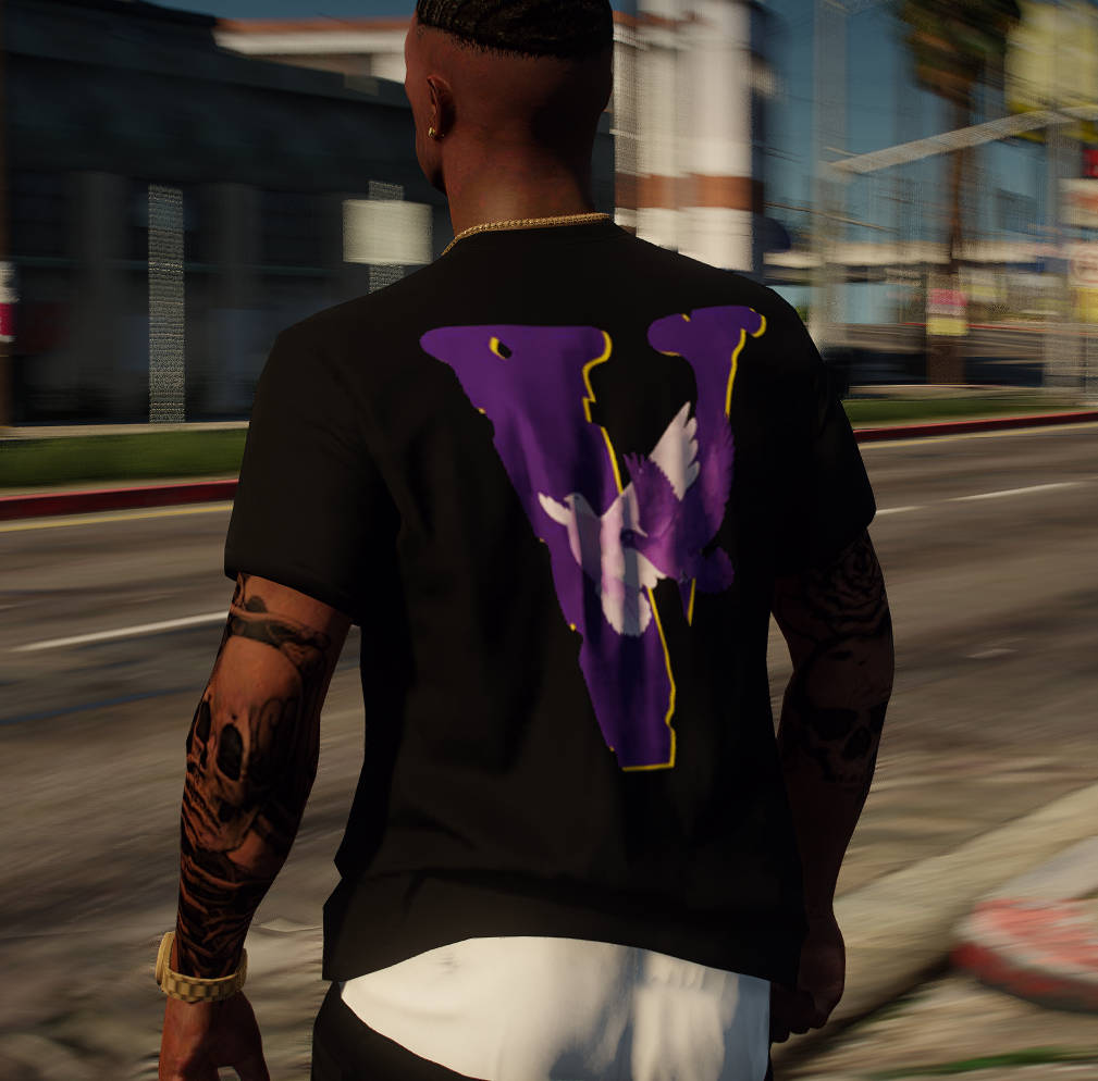 Vlone 桌布 壁紙 — 一名身穿印有紫色和白色鳥圖案的黑色T恤的男子，在陽光普照的城市街道上行走，背景呈現模糊的動態效果。