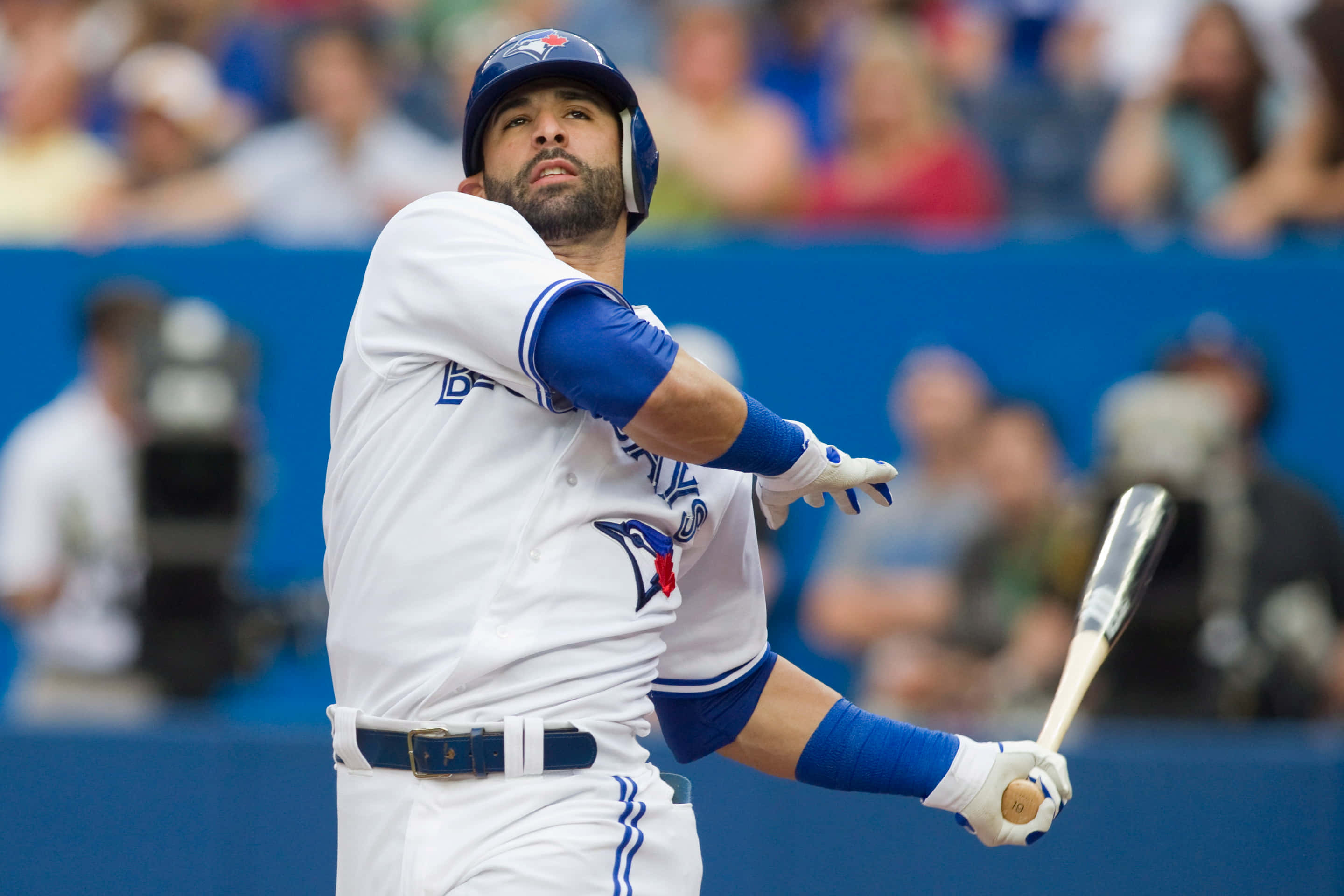 baseball bat 桌布 壁紙 — 一名身穿多倫多藍鳥隊球衣的棒球運動員在日間比賽中專注揮棒。