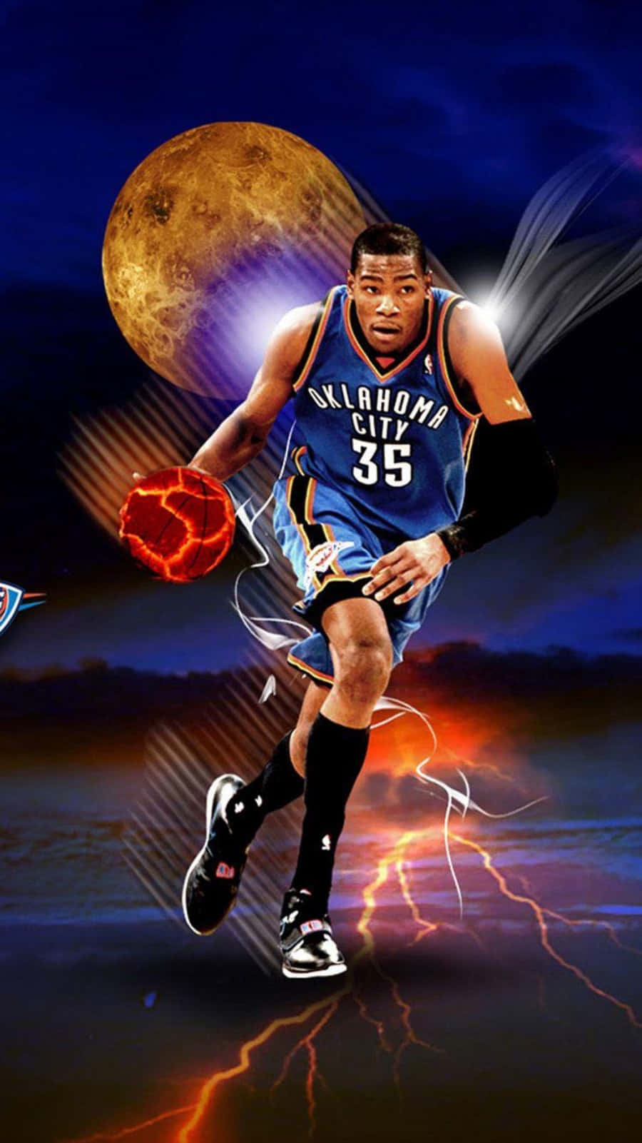 Cool Basketball 桌布 壁紙 — 一名身穿奧克拉荷馬城球衣的籃球運動員，在巨大月亮下運著火球，下方有閃電擊中。