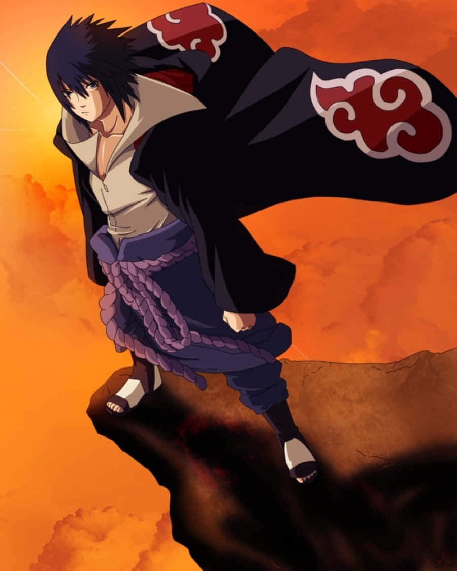 Akatsuki Sasuke 桌布 壁紙 — 一名身穿帶有紅雲的黑色斗篷的忍者，在熾熱的橙色夕陽天空下，佇立在懸崖上。
