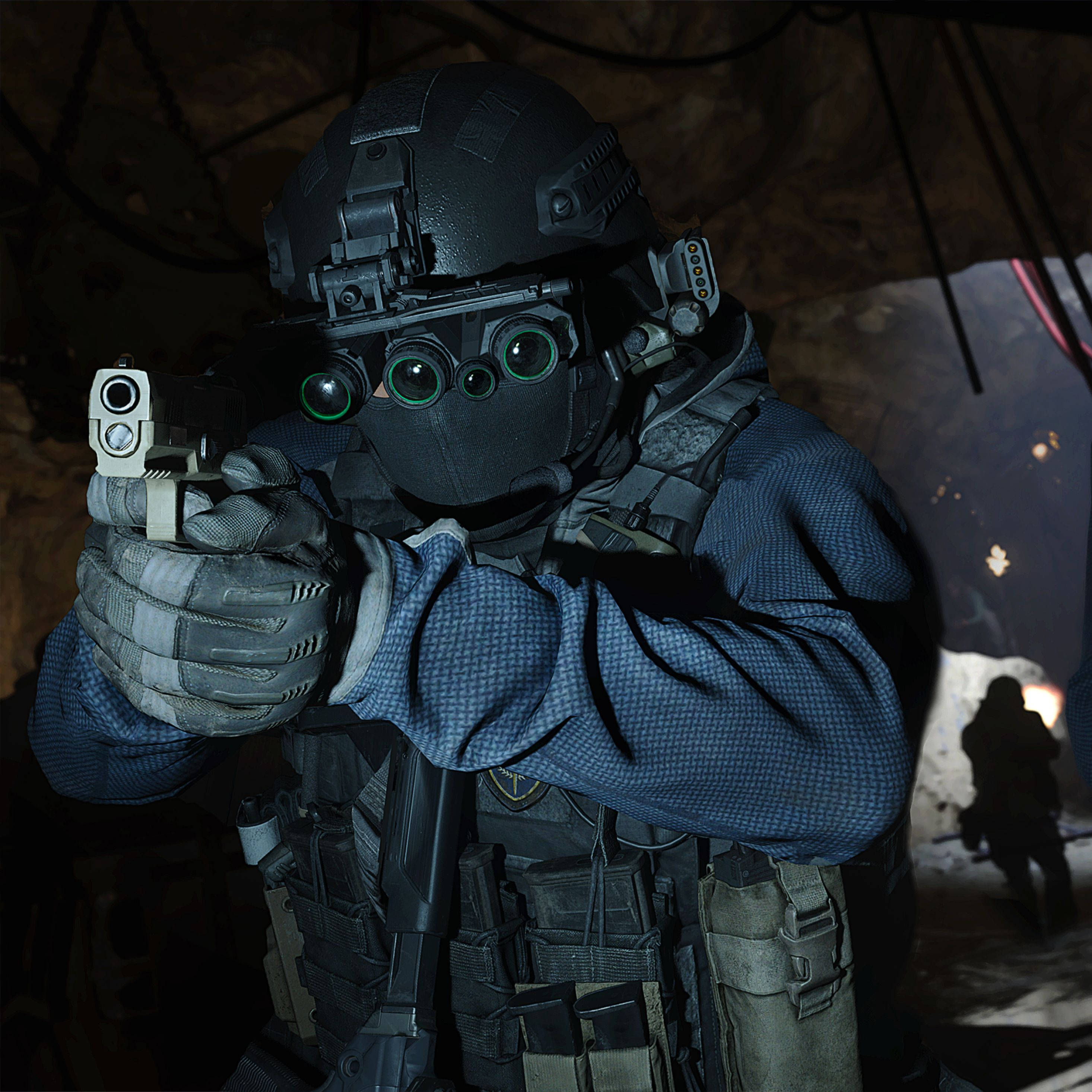 Call Of Duty Modern Warfare iPhone 桌布 壁紙 — 一名身穿戰術裝備、戴著發光綠色夜視鏡的士兵在昏暗的地下掩體中瞄準手槍。