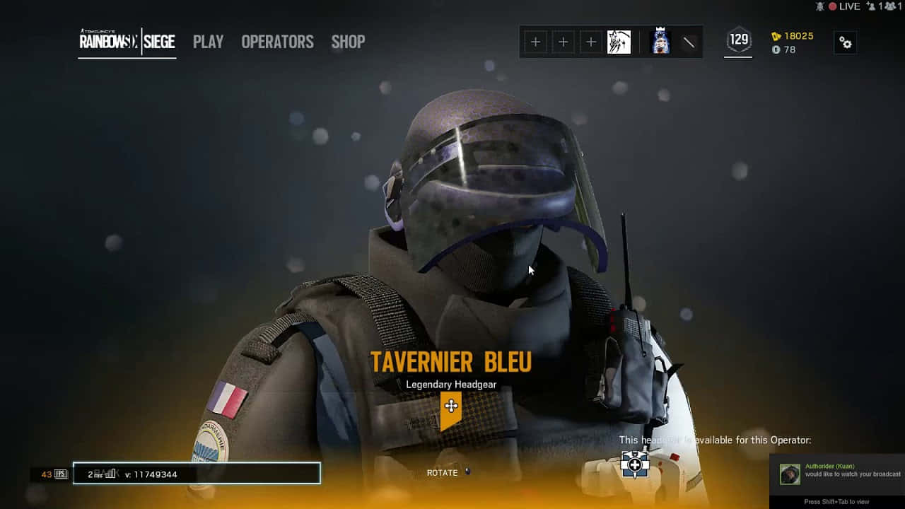 Rainbow Six Siege Doc 桌布 壁紙 — 一名身穿戰術裝備、戴著發光黃色「Tavernier Bleu」頭飾的士兵，站在帶有UI元素的黑暗背景前。
