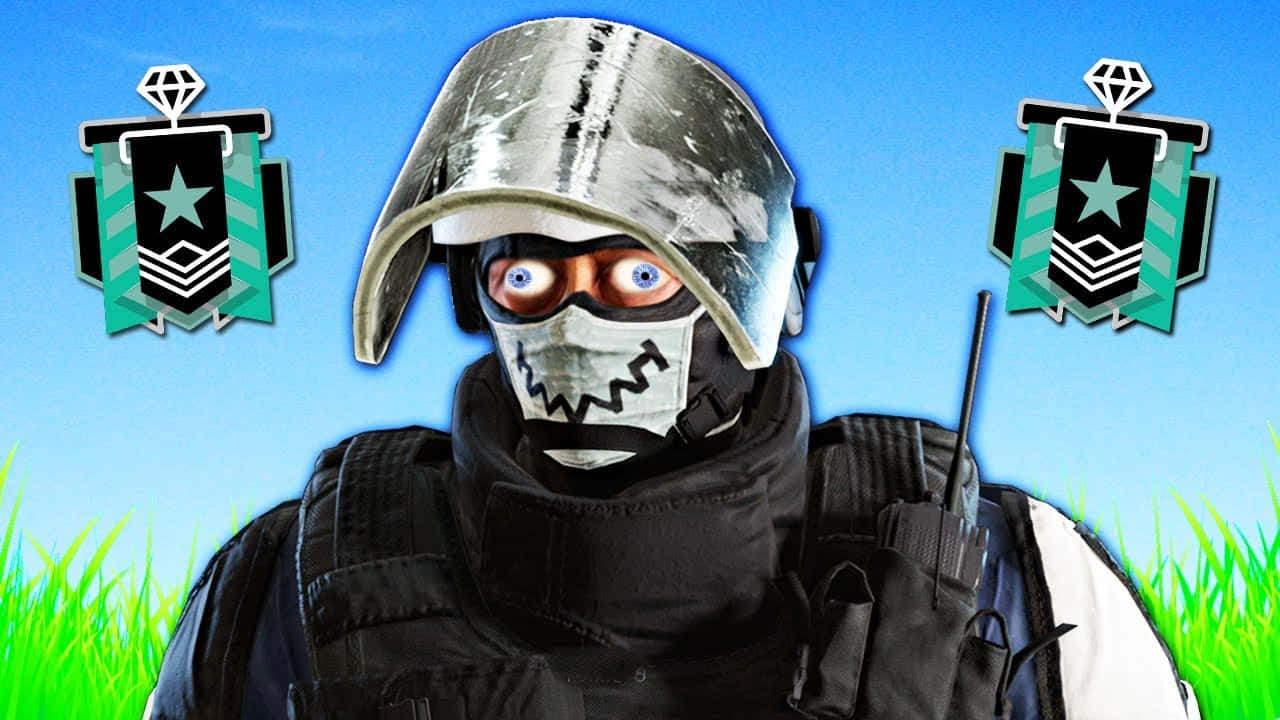 Rainbow Six Siege Doc 桌布 壁紙 — 一名身穿戰術裝備、戴著鋸齒狀口罩、眼睛發光的士兵，站在晴朗藍天下充滿活力的綠草中。