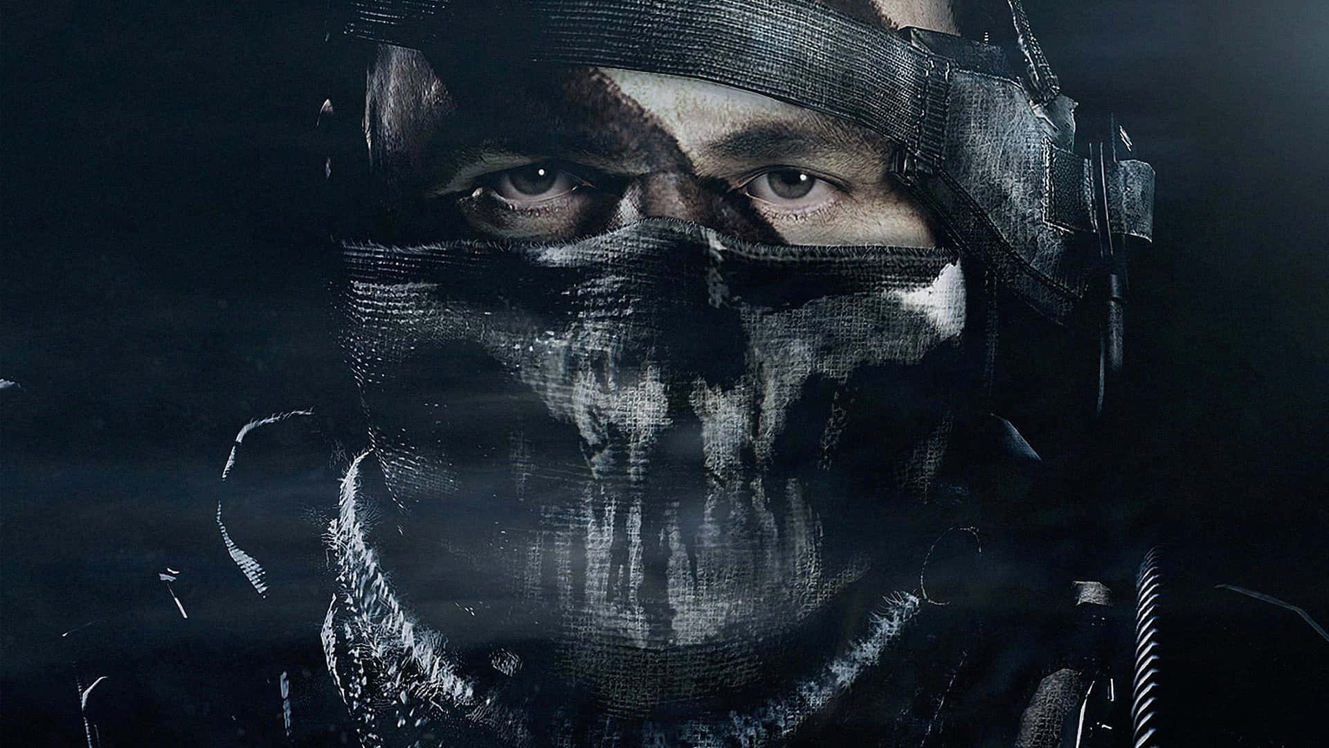 Call Of Duty Ghosts 桌布 壁紙 — 一名身穿戰術裝備、戴著骷髏圖案面罩的士兵，在黑暗煙霧環境中凝視著。