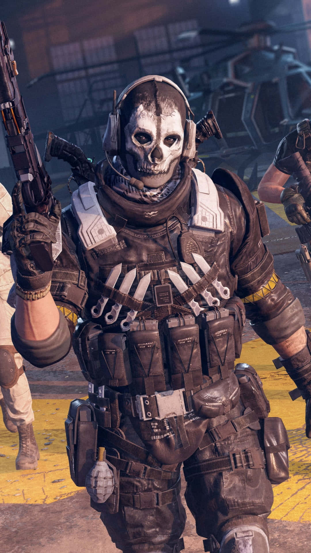 Cod Mobile Character Skins 桌布 壁紙 — 一名身穿戰術裝備、戴著骷髏面具的士兵在惡劣的城市戰鬥區域中準備好步槍。