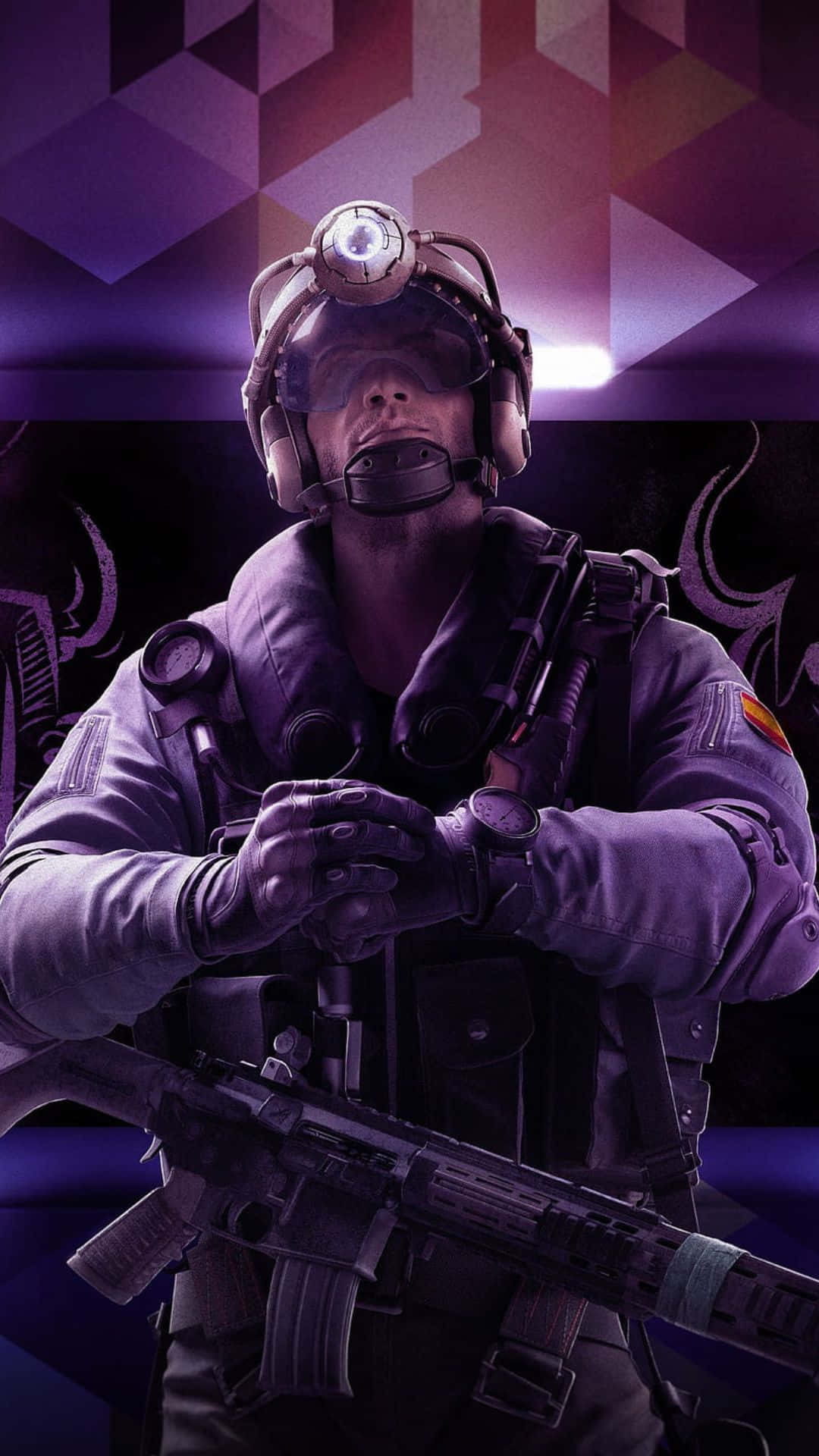 Rainbow Six Siege Operators 桌布 壁紙 — 一名身穿戰術裝備、頭戴發光頭燈的士兵，手持步槍，站在紫色幾何背景前。