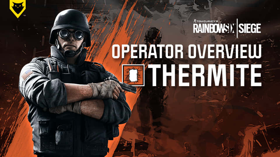 Rainbow Six Siege Thermite 桌布 壁紙 — 一名身穿戰術裝備和護目鏡的士兵自信地交叉雙臂，站在熾熱橙色和深色背景前。