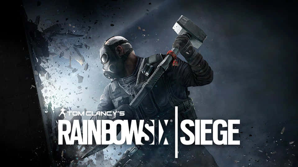 Rainbow Six Siege Sledge 桌布 壁紙 — 一名身穿戰術裝備和防毒面具的士兵在黑暗粗獷的遊戲宣傳中用大錘砸穿牆壁。