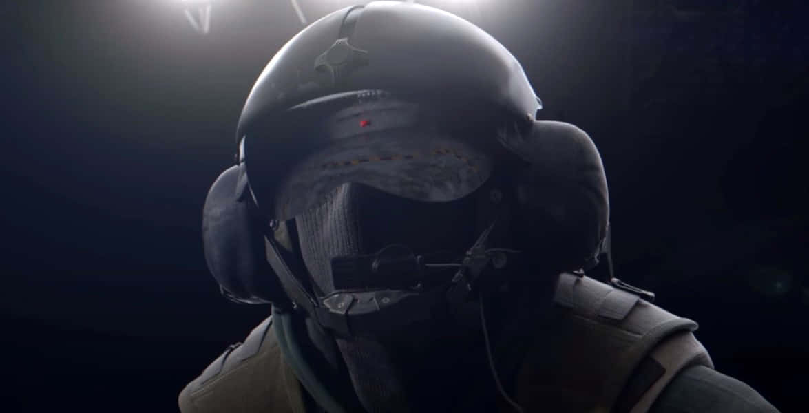 Rainbow Six Siege Jager 桌布 壁紙 — 一名身穿戰術裝備和頭盔的士兵在黑暗背景下，於強烈聚光燈下向前凝視。