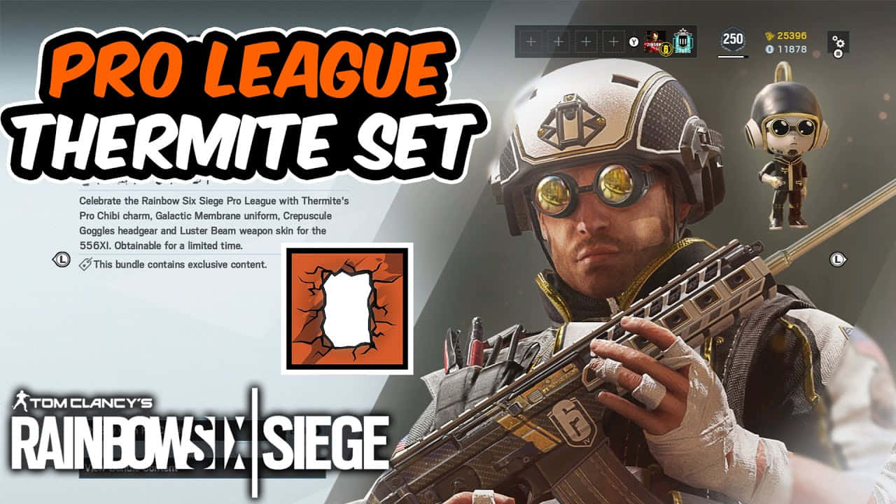 Rainbow Six Siege Thermite 桌布 壁紙 — 一名身穿戰術裝備的士兵，在推廣Thermite Pro League組合包的遊戲介面背景前手持步槍。