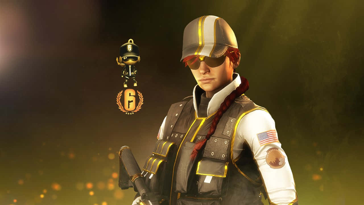 Rainbow Six Siege Ash 桌布 壁紙 — 一名身穿戰術裝備的士兵，帶有金色徽章和漂浮的吉祥物，背景是發光的金色。