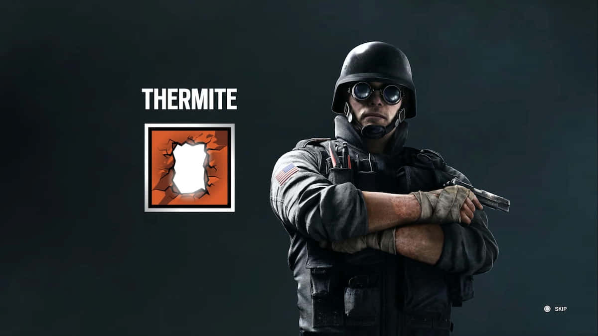 Rainbow Six Siege Thermite 桌布 壁紙 — 一名身穿戰術裝備的士兵交叉雙臂，站在一個帶有撕裂橙色牆壁的「THERMITE」標誌旁邊。