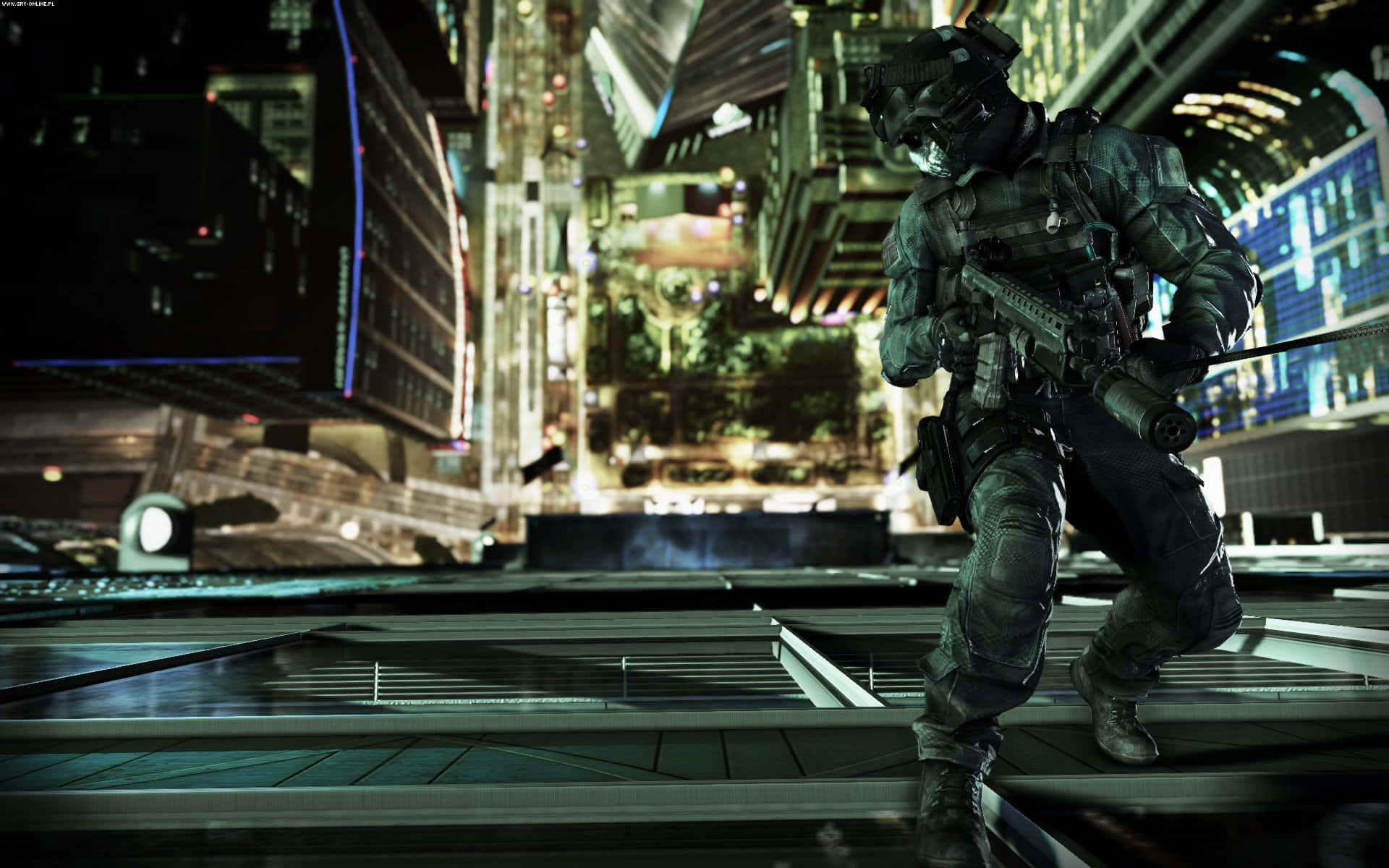 Call Of Duty Ghosts 桌布 壁紙 — 一名身穿戰術裝備的士兵在夜晚穿過霓虹燈閃爍的未來城市景觀，背景中高聳的摩天大樓閃閃發光。