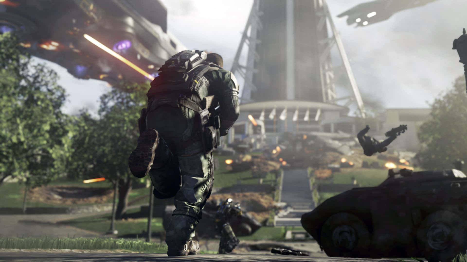 Call Of Duty Soldiers 桌布 壁紙 — 一名身穿戰術裝備的士兵在戰火摧殘的未來城市景觀中衝刺，周圍有飛行車輛和爆炸。