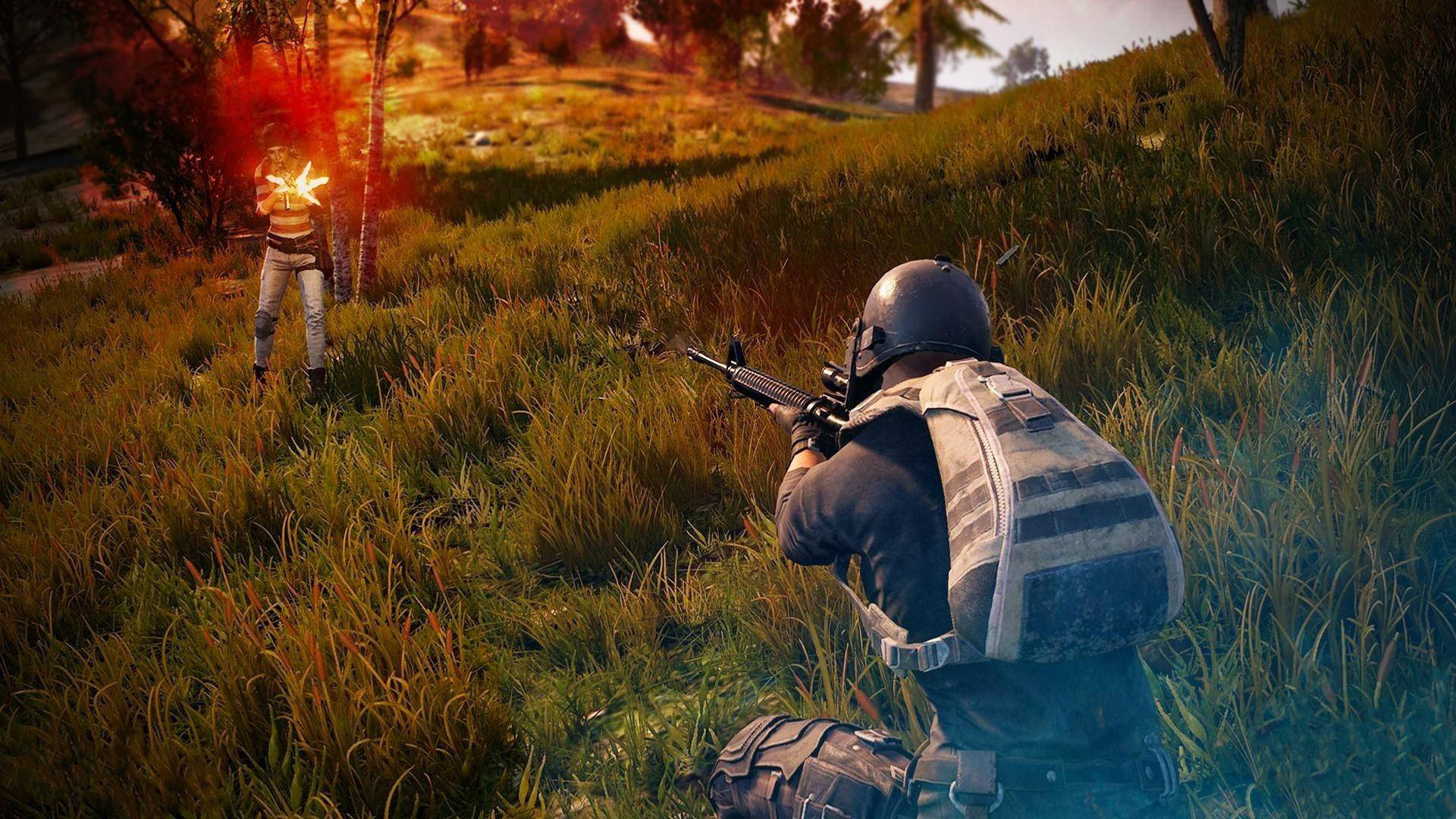 PUBG 桌布 壁紙 — 一名身穿戰術裝備的士兵在日落時分的草地上，用步槍瞄準一個被火焰吞噬的敵人。