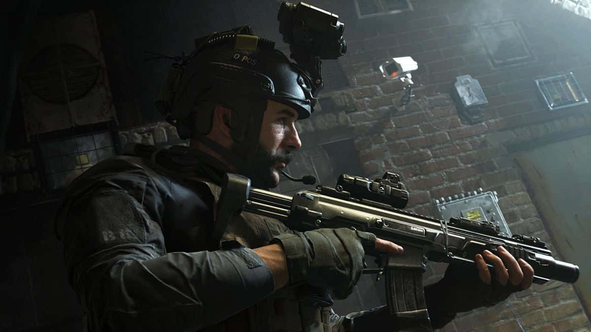Call Of Duty First Person Shooter 桌布 壁紙 — 一名身穿戰術裝備的士兵在昏暗的磚牆城市戰鬥區域中瞄準步槍。
