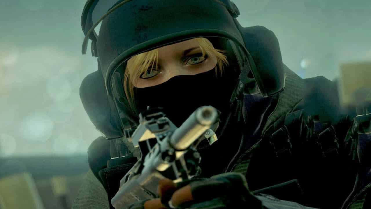 Rainbow Six Siege Twitch 桌布 壁紙 — 一名身穿戰術裝備的士兵在模糊的城市背景下，專注地瞄準手槍。