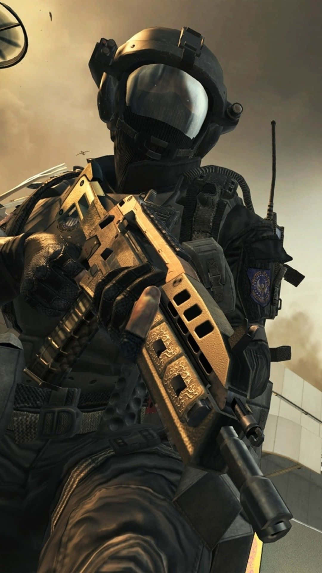 Call Of Duty Weapons 桌布 壁紙 — 一名身穿戰術裝備的士兵在煙霧彌漫的戰場背景下手持金色突擊步槍。
