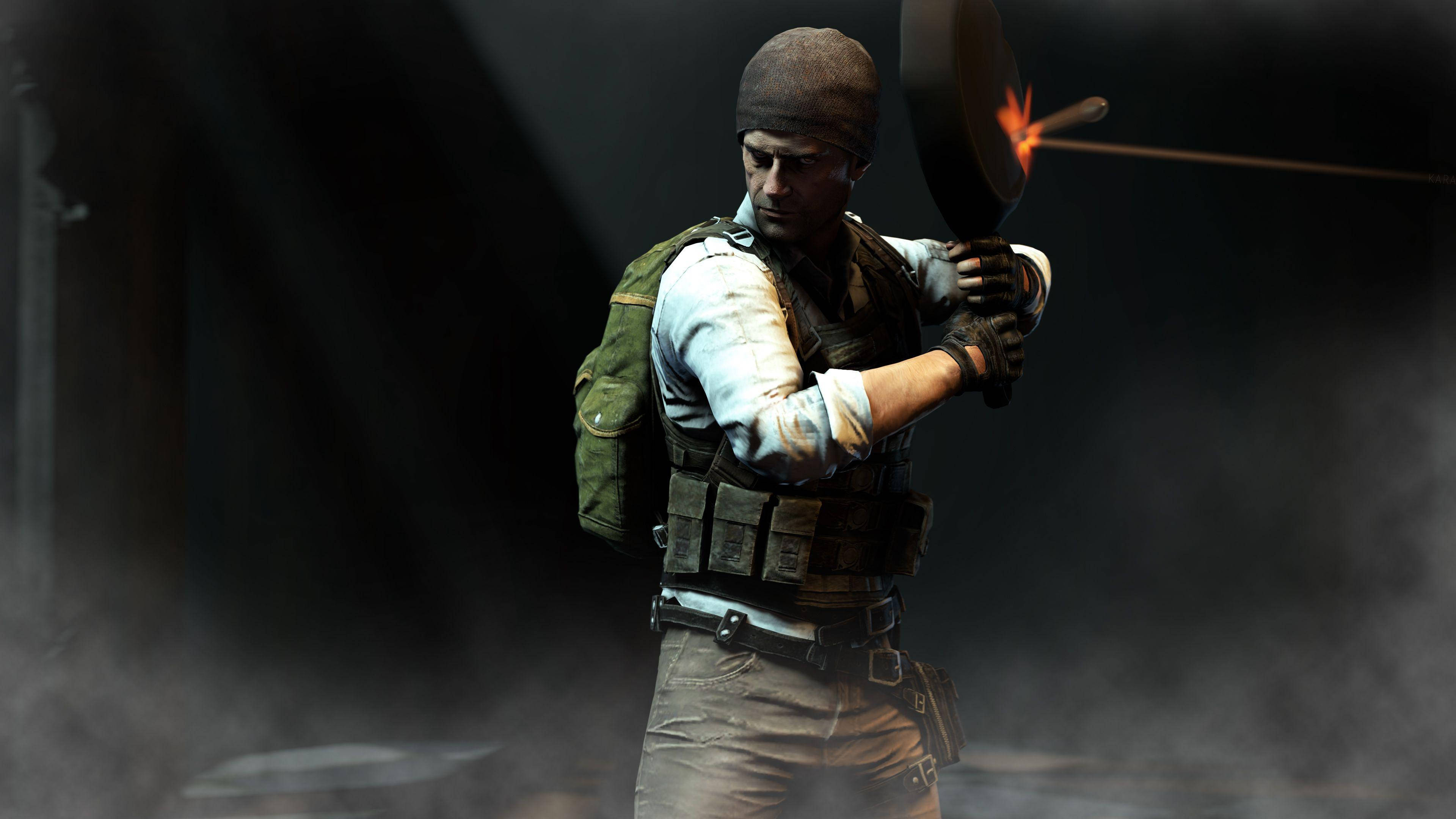 PUBG 桌布 壁紙 — 一名身穿戰術裝備的士兵在煙霧瀰漫、光線昏暗的環境中揮舞著燃燒的煎鍋。