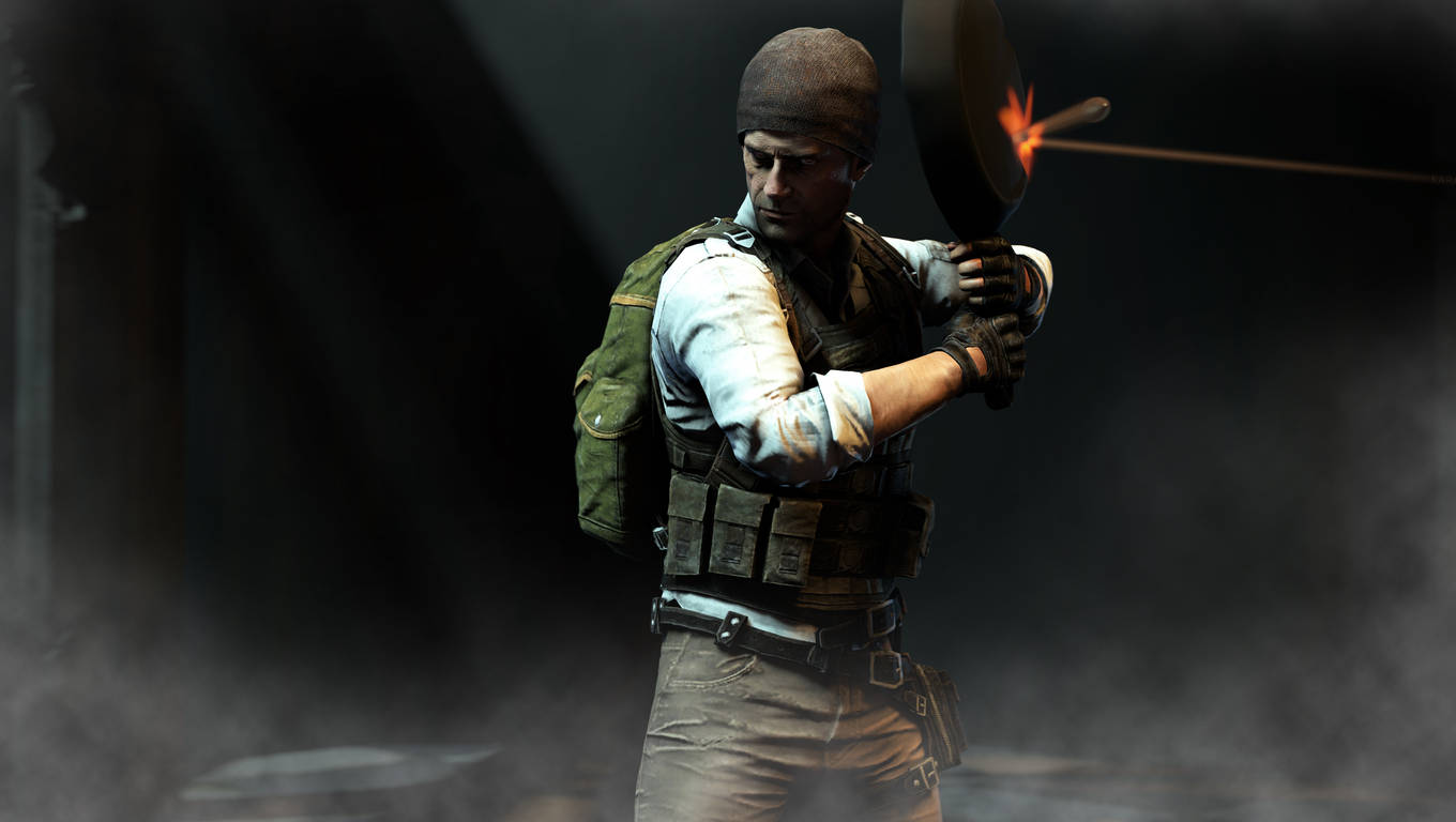 PUBG 桌布 壁紙 — 一名身穿戰術裝備的士兵在煙霧瀰漫、光線昏暗的環境中揮舞著燃燒的平底鍋。