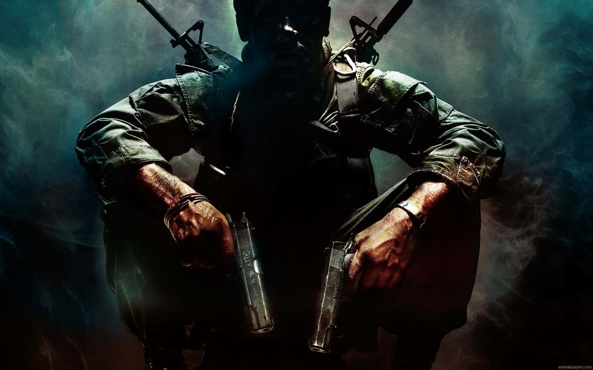 Action Games 桌布 壁紙 — 一名身穿戰術裝備的士兵在煙霧瀰漫、光線昏暗的環境中，在戲劇性燈光下手持兩把手槍。
