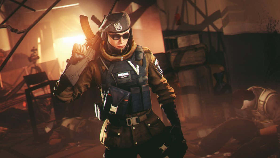 Zofia R6 桌布 壁紙 — 一名身穿戰術裝備的士兵在煙霧瀰漫的廢墟建築中保持警覺，溫暖的橙色光線穿過瓦礫照射進來。