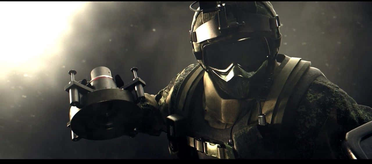 Rainbow Six Siege Fuze 桌布 壁紙 — 一名身穿戰術裝備的士兵在煙霧繚繞的戲劇性背光下手持榴彈發射器。