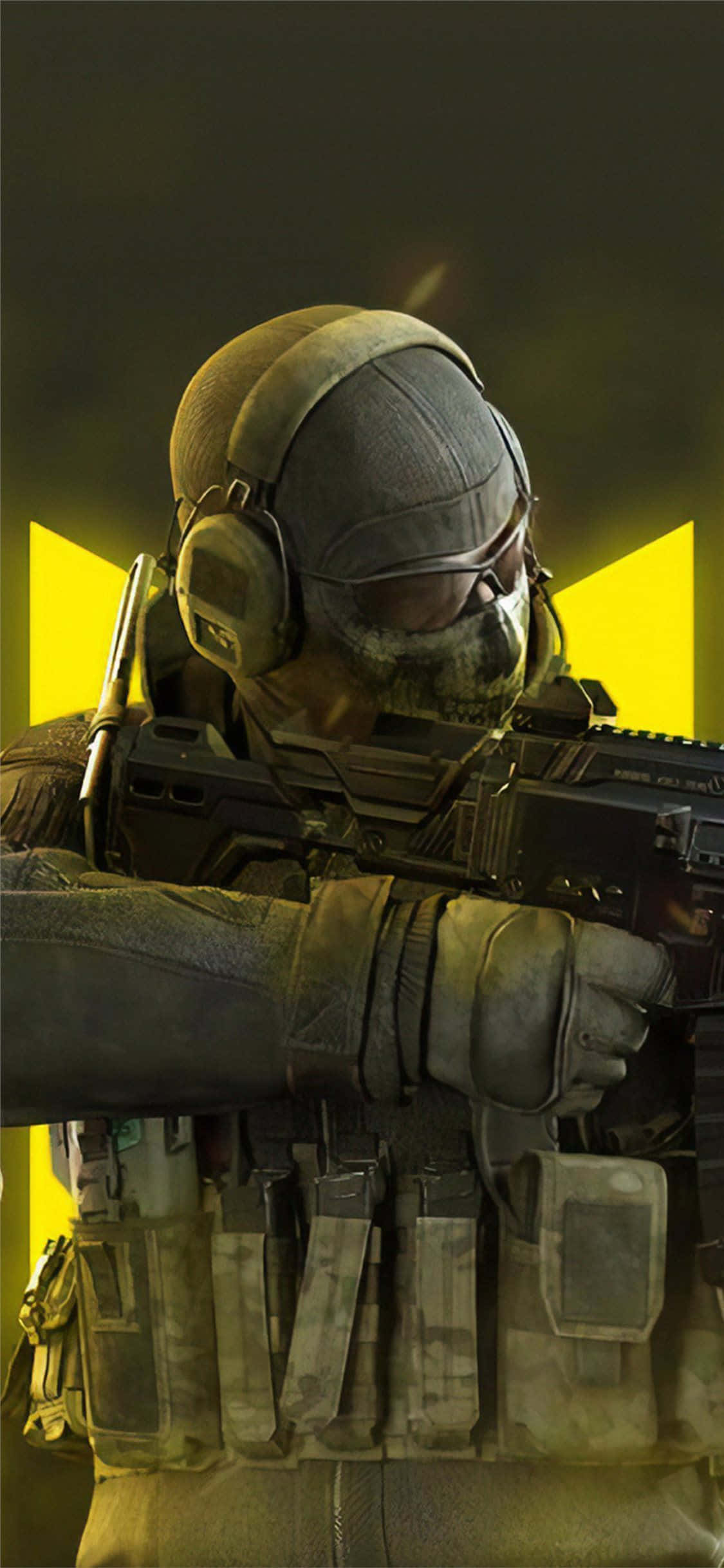 Call Of Duty Mobile 桌布 壁紙 — 一名身穿戰術裝備的士兵在發光的黃色背景和黑煙中瞄準步槍。