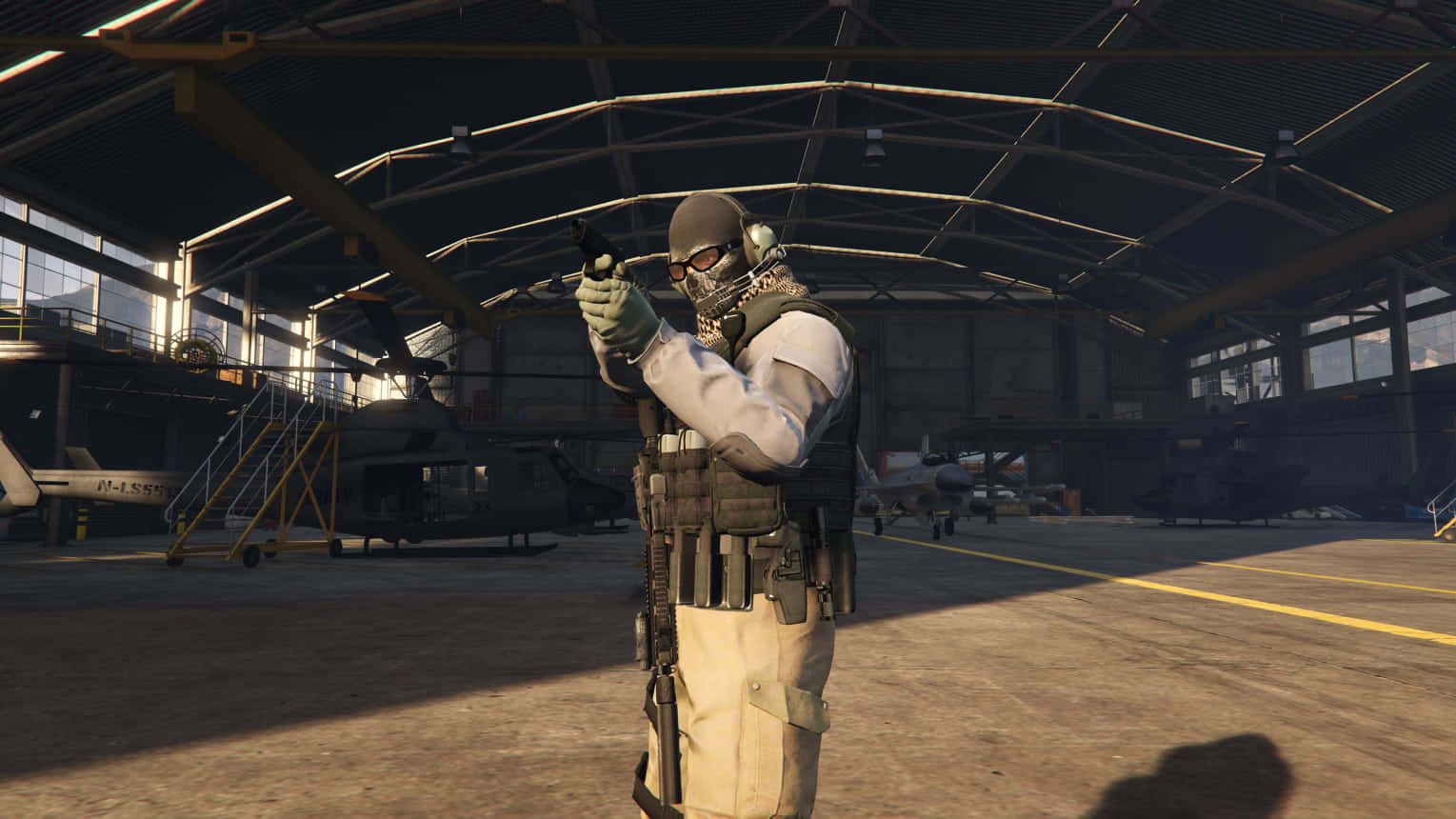 Simon Ghost Riley 桌布 壁紙 — 一名身穿戰術裝備的士兵在陽光普照的軍用機庫內瞄準手槍，背景停有直升機。