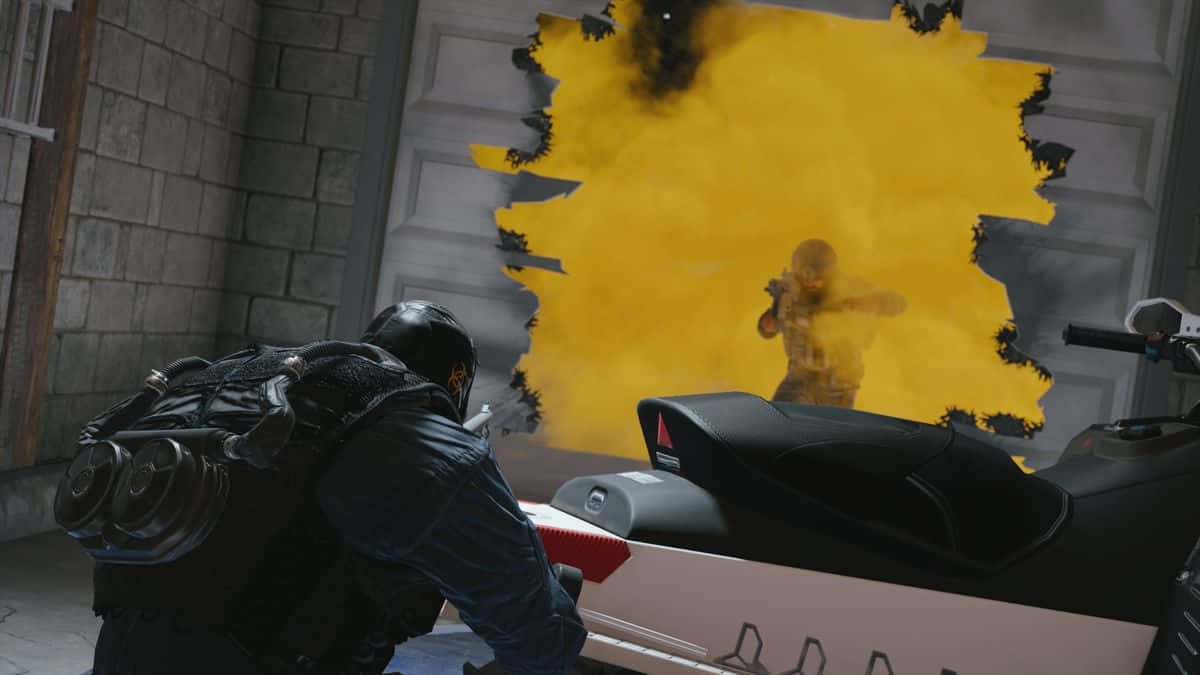 Rainbow Six Siege Rook 桌布 壁紙 — 一名身穿戰術裝備的士兵在電單車後方掩護，同時一枚黃色煙霧彈穿過混凝土牆爆炸，顯露出另一名士兵。