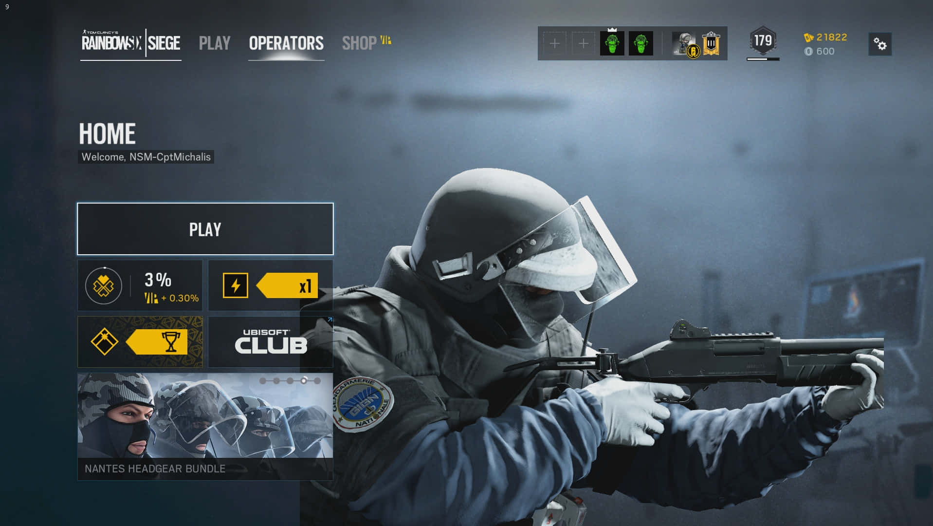 Rainbow Six Siege Doc 桌布 壁紙 — 一名身穿戰術裝備的士兵在電子遊戲《Rainbow Six Siege》昏暗的主選單中瞄準霰彈槍。