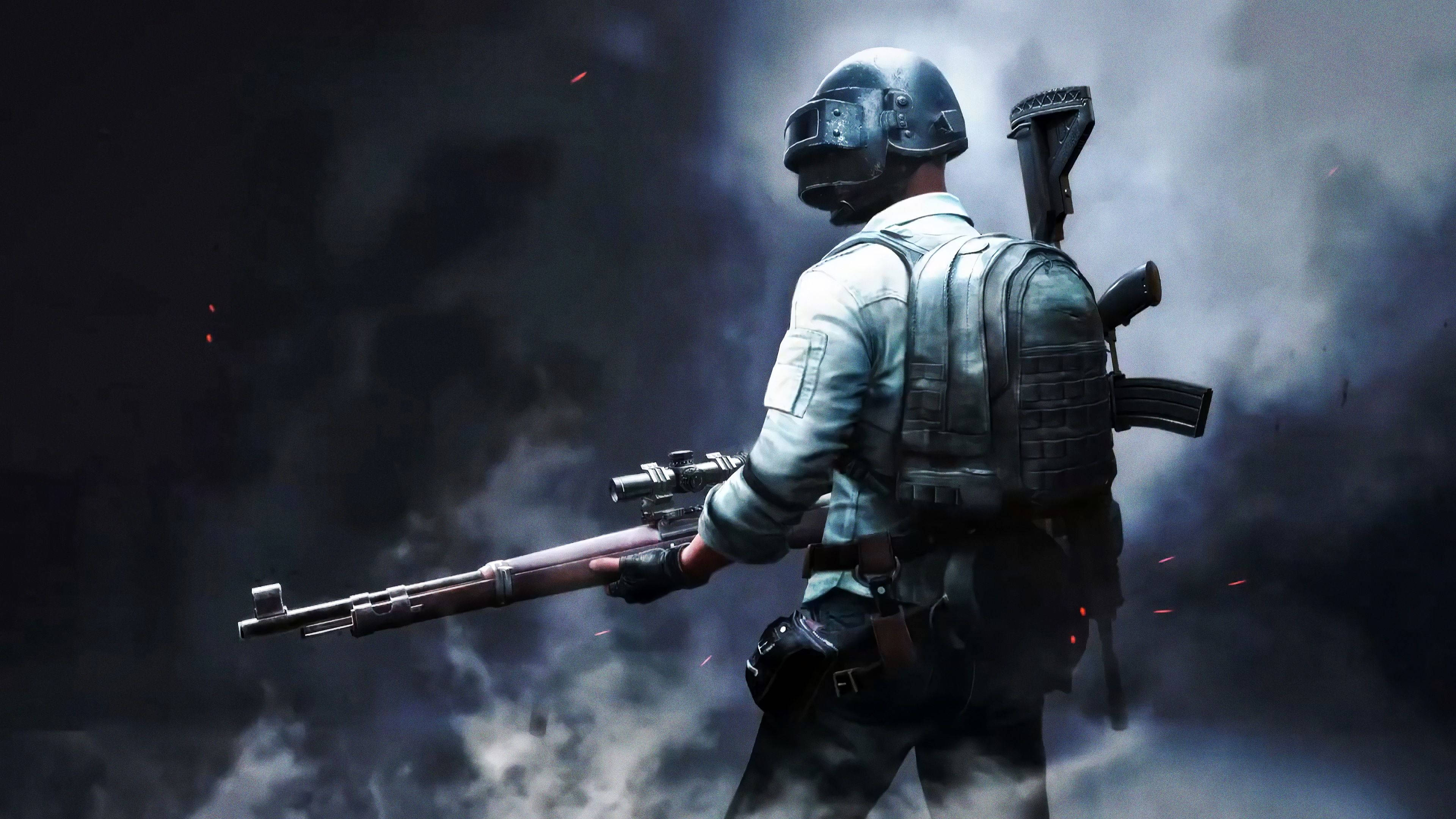 Playerunknown's Battlegrounds 桌布 壁紙 — 一名身穿戰術裝備的士兵在黑暗戰場中穿過煙霧，手持步槍，火花四濺。