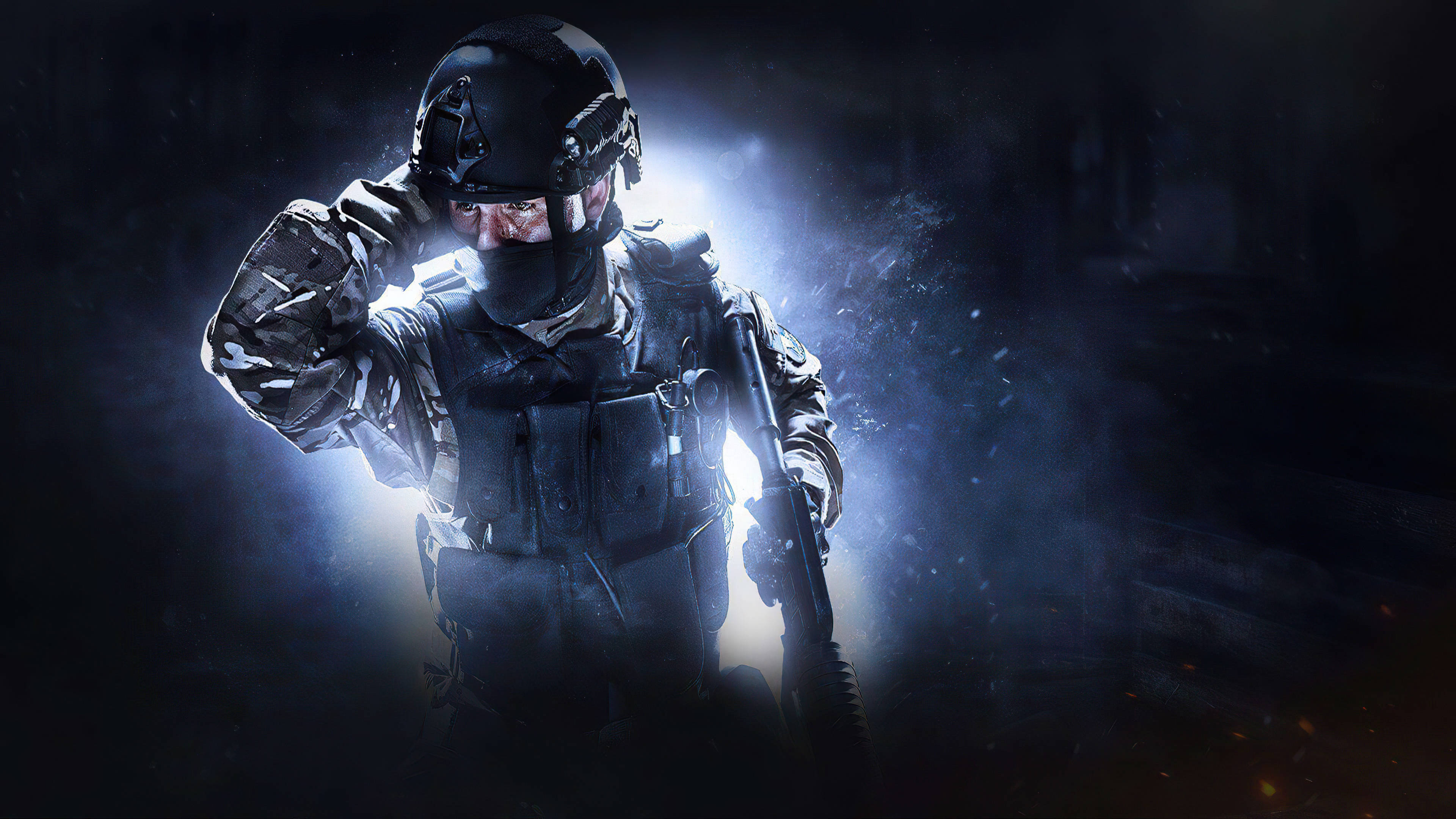 SWAT 4K CS:GO 壁紙 — 一名身穿戰術裝備的士兵在黑暗煙霧環境中，背對明亮背光形成剪影。