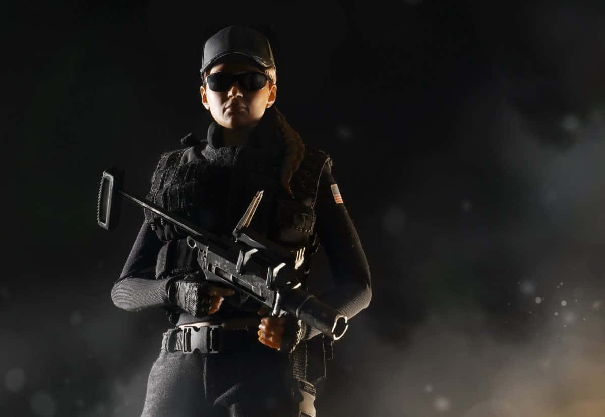Rainbow Six Siege Ash 桌布 壁紙 — 一名身穿戰術裝備的士兵在黑暗煙霧背景下，以戲劇性燈光手持步槍。