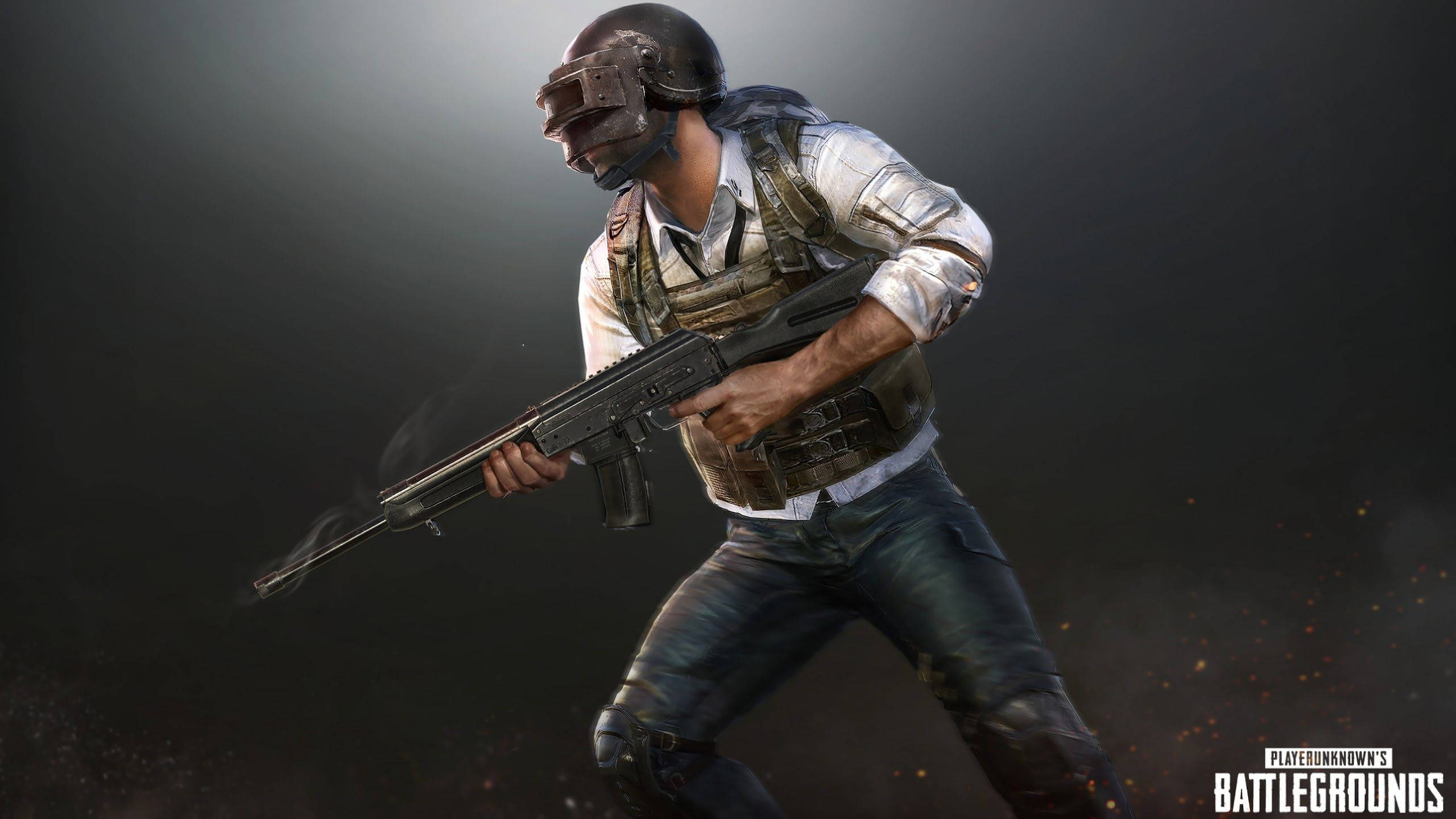 pubg 4K gaming 桌布 壁紙 — 一名身穿戰術裝備的士兵在黑暗煙霧背景下開槍射擊，伴隨著煙霧和火花。