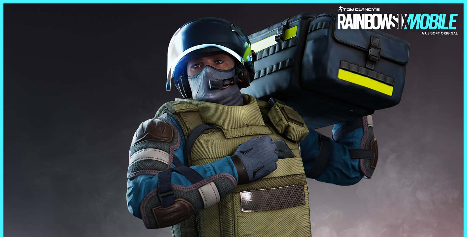 Rainbow Six Siege Rook 桌布 壁紙 — 一名身穿戰術裝備的士兵在黑暗煙霧背景下攜帶一個帶有黃色條紋的大型黑色箱子。