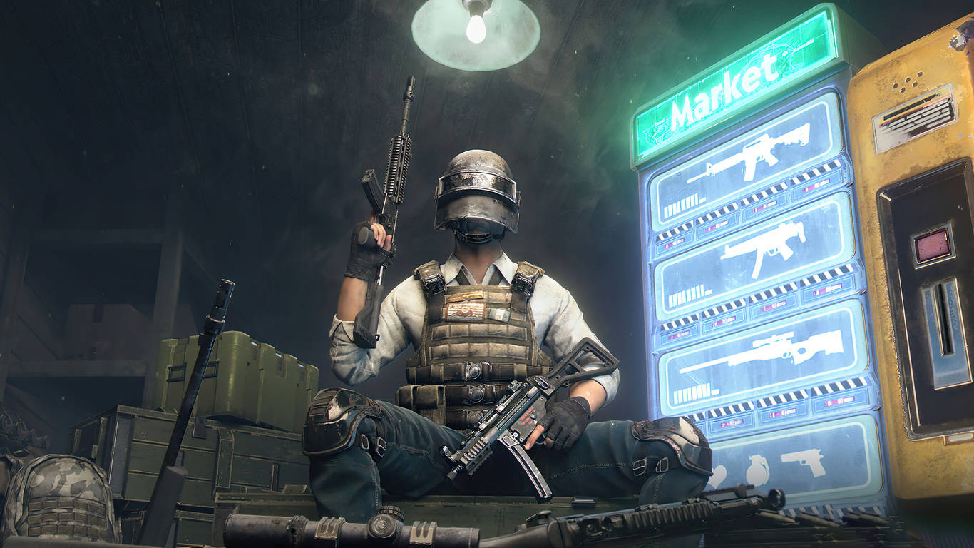 PUBG 桌布 壁紙 — 一名身穿戰術裝備的士兵坐在昏暗的倉庫中，手持武器，旁邊有一台發光的武器自動售賣機。