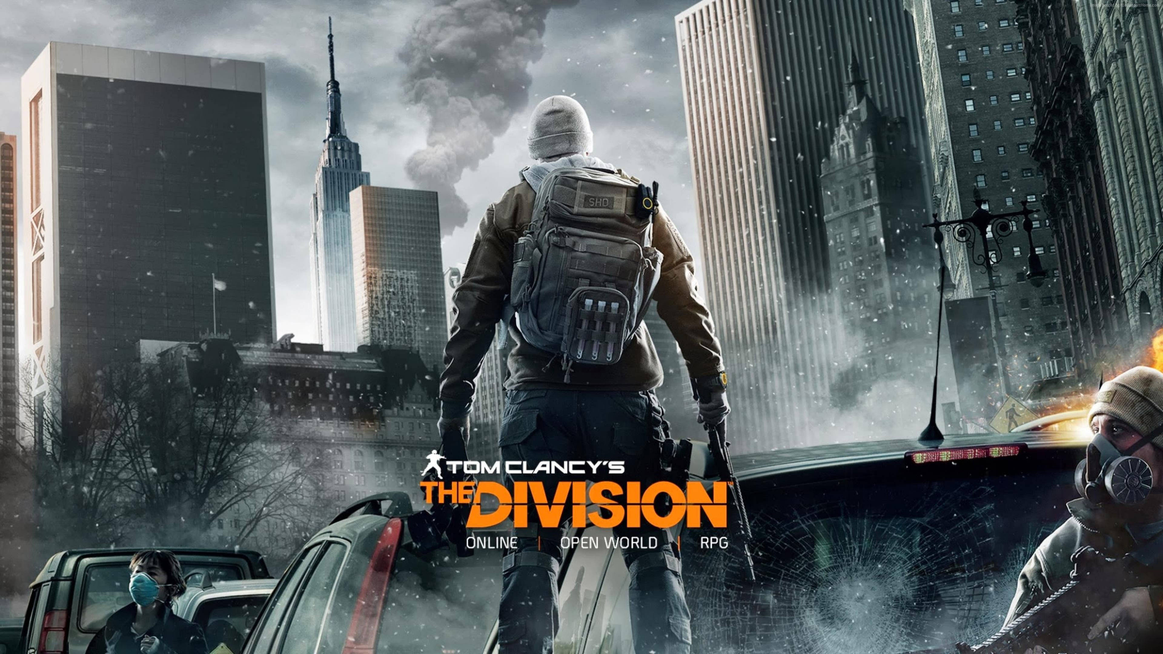 遊戲 桌布 壁紙 — 一名身穿戰術裝備的士兵站在一輛被毀的汽車上，背景是白雪覆蓋、煙霧瀰漫的紐約市天際線。