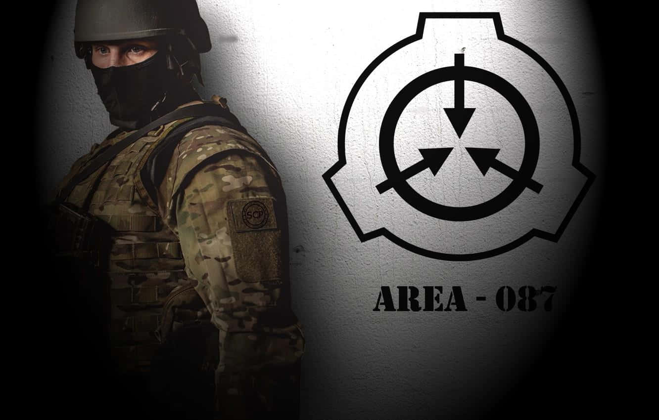 Scp 桌布 壁紙 — 一名身穿戰術裝備的士兵站在混凝土牆上發光的SCP Foundation標誌旁邊，處於強烈的聚光燈下。
