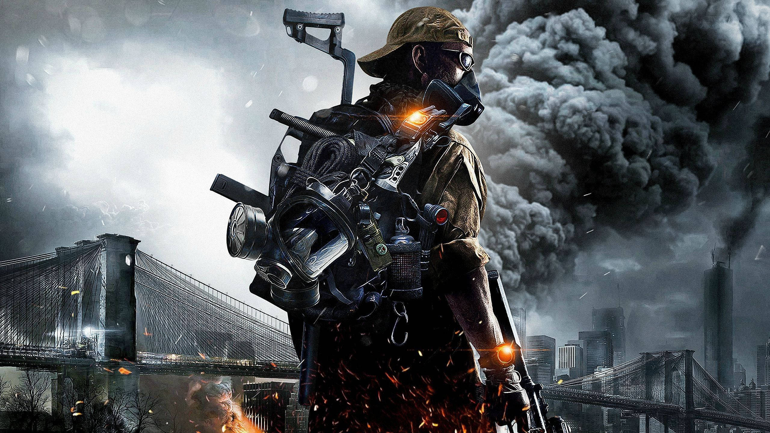 Bombed City in The Division 2 壁紙 — 一名身穿戰術裝備的士兵站在燃燒的碎片和滾滾濃煙中，背景是廢墟城市景觀和一座橋樑。