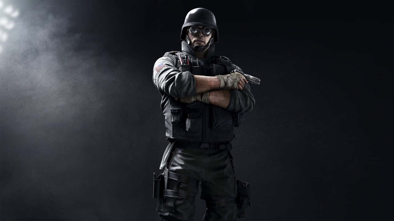 Rainbow Six Siege Thermite 桌布 壁紙 — 一名身穿戰術裝備的士兵自信地交叉雙臂，站在煙霧瀰漫的黑暗背景前，被單一聚光燈照亮。