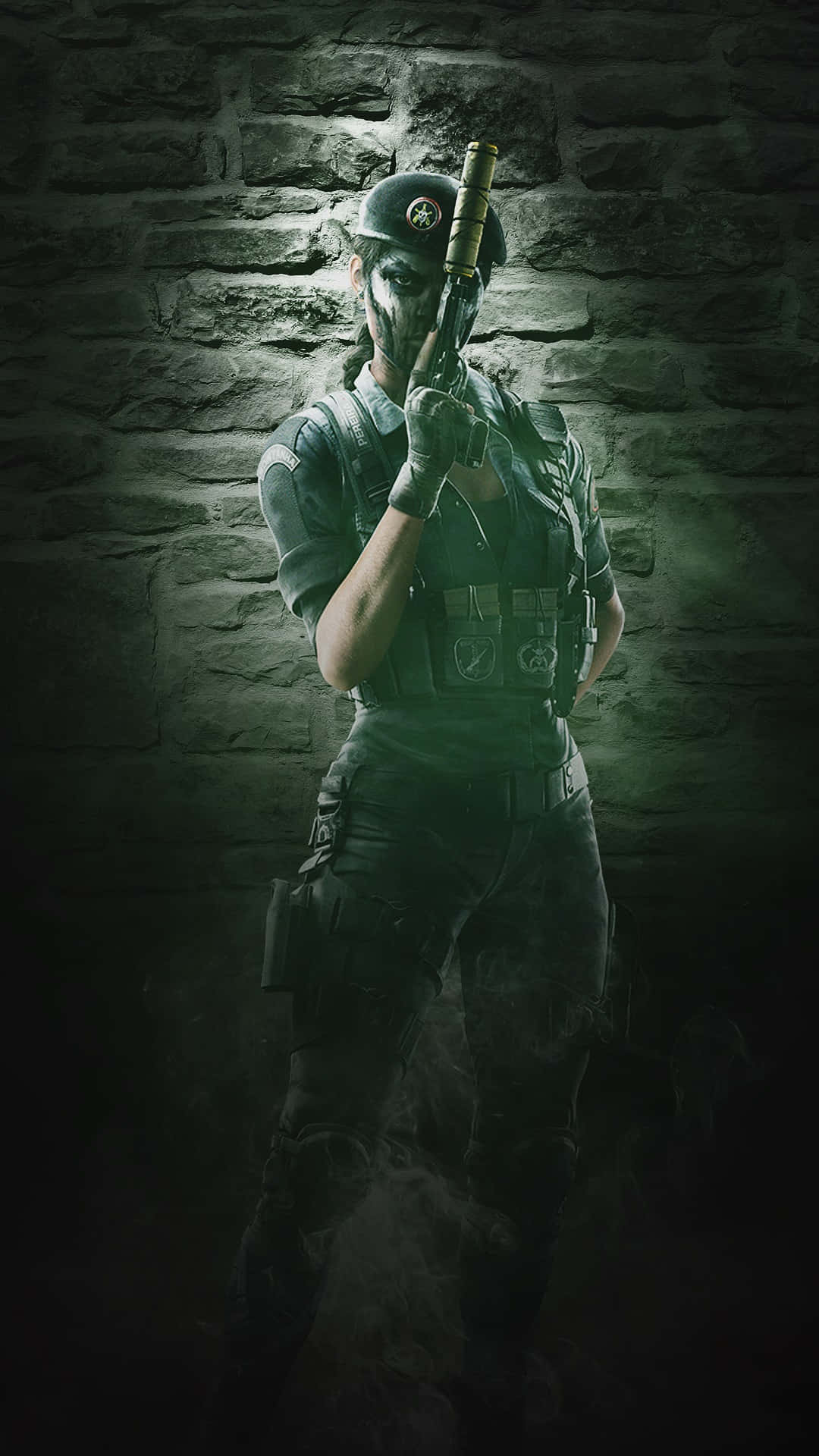 Rainbow Six Siege Caveira 桌布 壁紙 — 一名身穿戰術裝備的士兵靠著石牆，在戲劇性的綠色燈光下，專注地握著手榴彈。