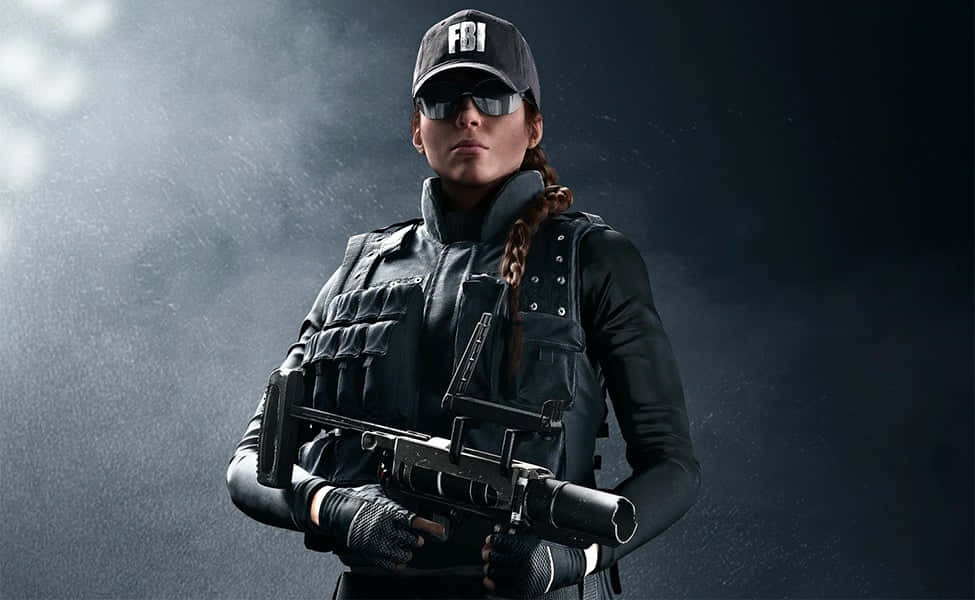 Rainbow Six Siege Ash 桌布 壁紙 — 一名身穿戰術裝備的女FBI探員在戲劇性聚光燈下，以煙霧瀰漫的黑暗背景為襯托，手持步槍。