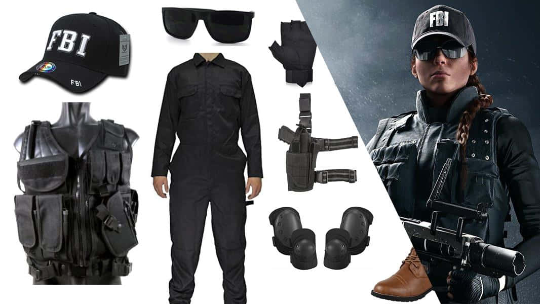 Rainbow Six Siege Ash 桌布 壁紙 — 一名身穿戰術裝備的女FBI探員手持步槍，周圍是她的制服組件，包括背心、太陽眼鏡和靴子。