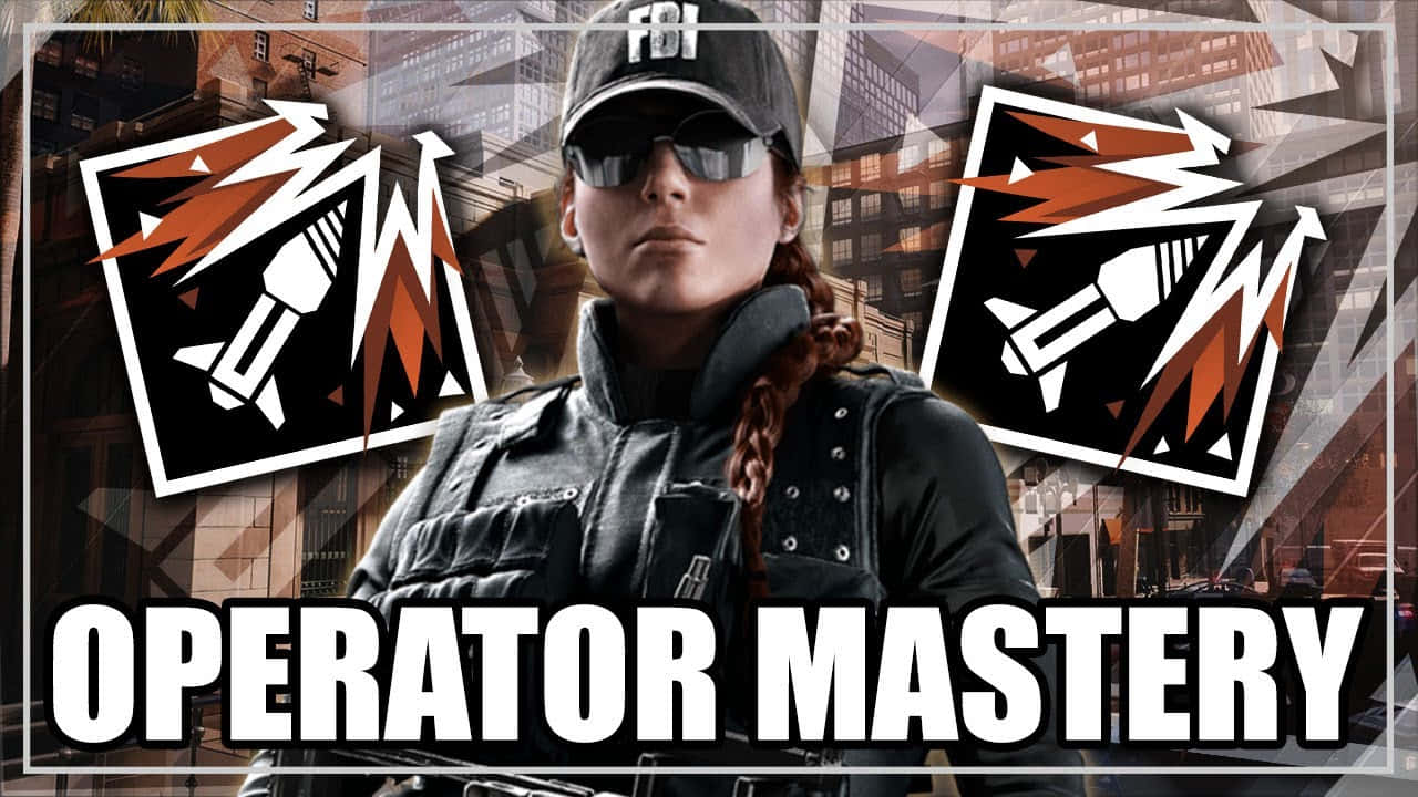 Rainbow Six Siege Ash 桌布 壁紙 — 一名身穿戰術裝備的女FBI探員自信地站在模糊的城市景觀前，帶有「Operator Mastery」文字和火箭徽章。