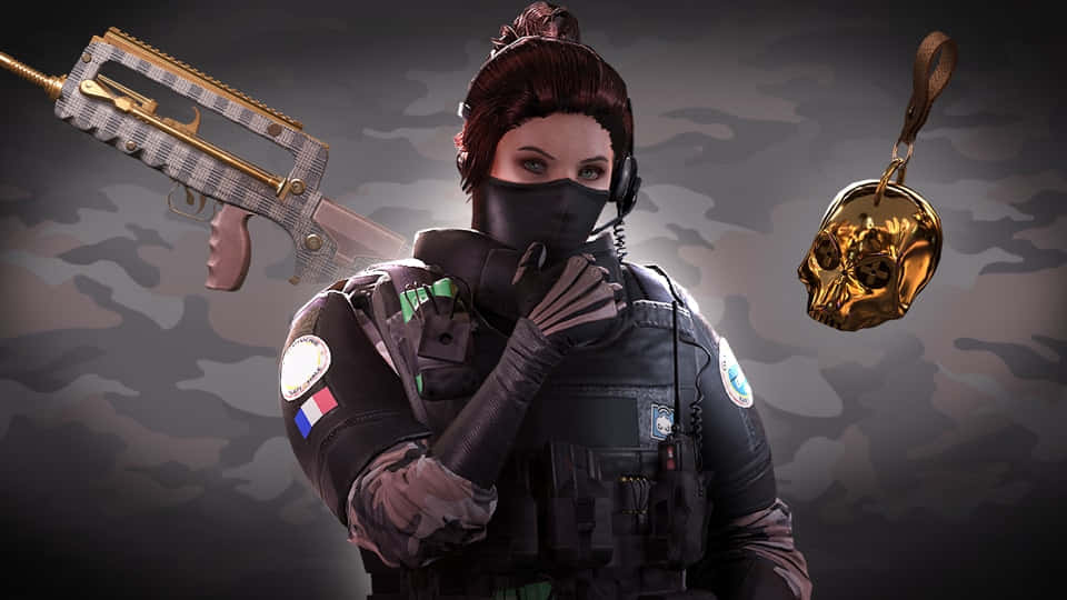 Rainbow Six Siege Twitch 桌布 壁紙 — 一名身穿戰術裝備的女兵，在迷彩背景下手持鍍金步槍，附近漂浮著一個金色骷髏鑰匙扣。