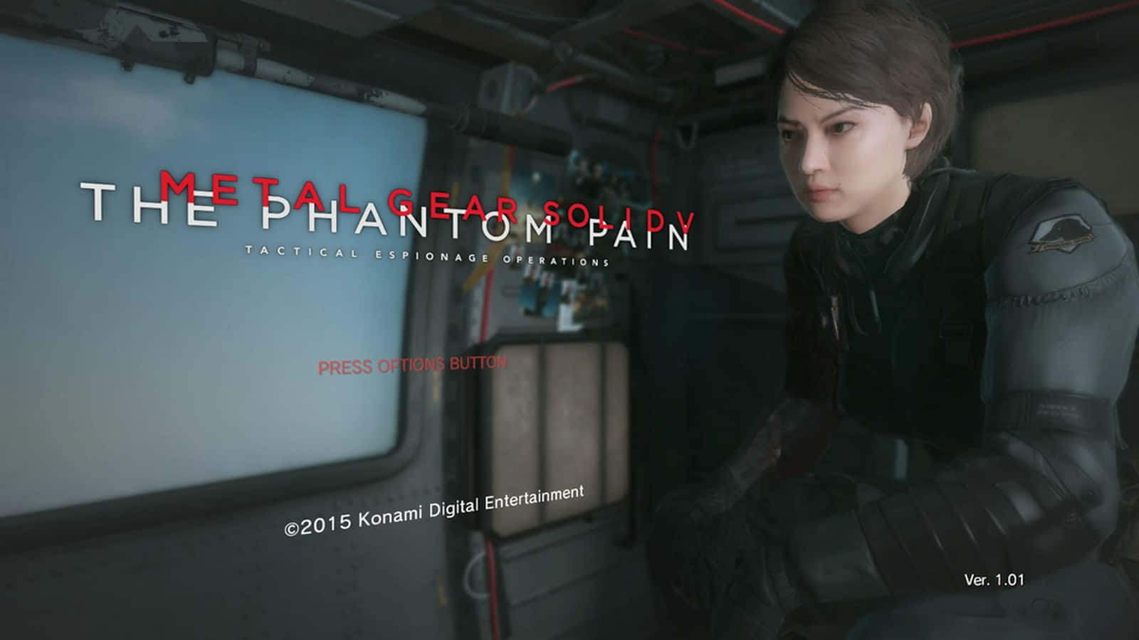 Metal Gear Solid Characters 桌布 壁紙 — 一名身穿戰術裝備的女兵坐在光線昏暗的車輛內，可見 'Metal Gear Solid V' 的標題畫面。