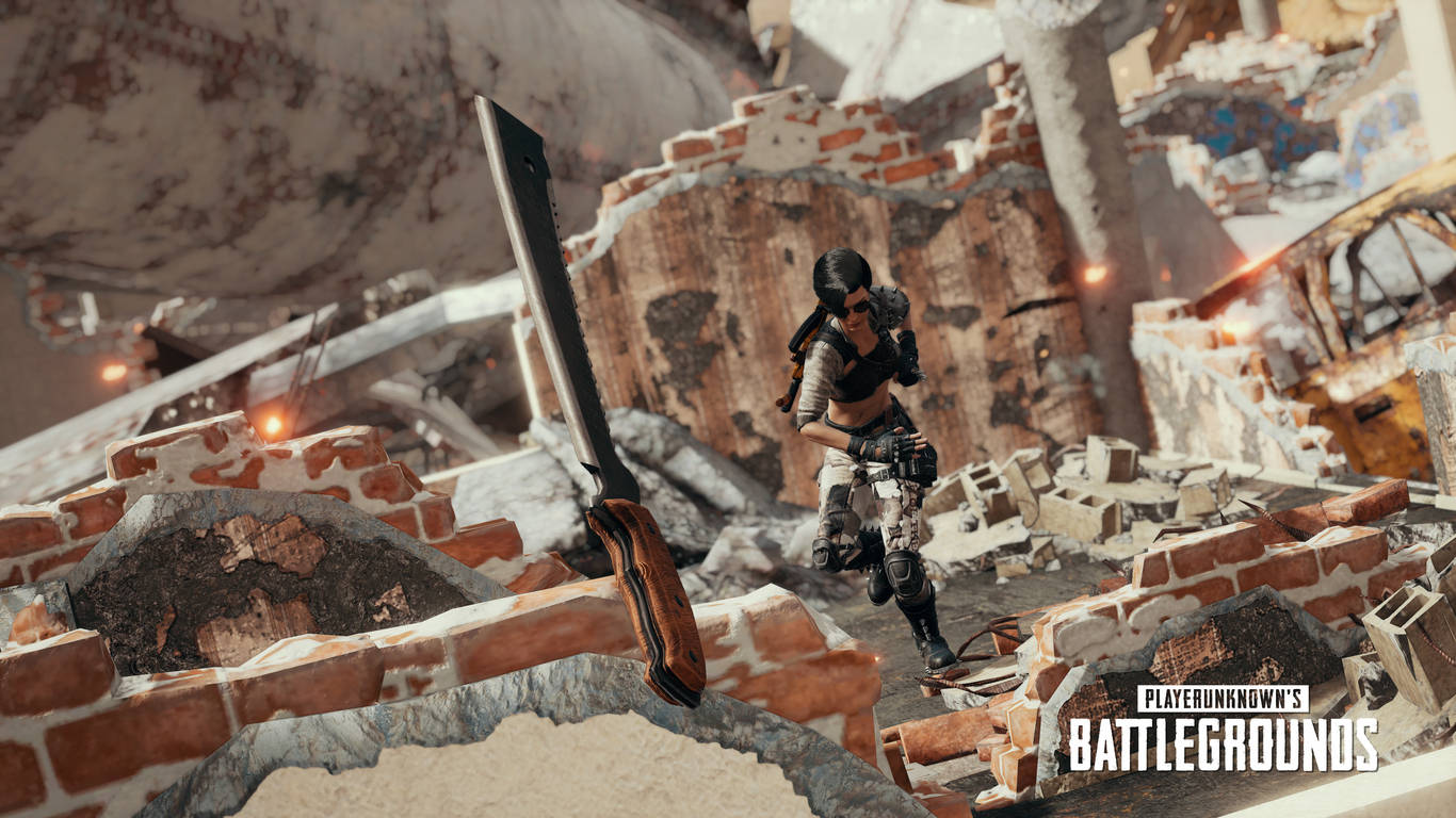 PUBG 桌布 壁紙 — 一名身穿戰術裝備的女兵蹲在瓦礫中，手持一把大刀，身處戰火摧殘的城市廢墟。