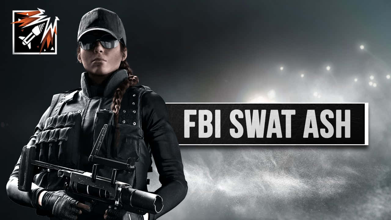 Rainbow Six Siege Ash 桌布 壁紙 — 一名身穿戰術裝備的女性FBI SWAT特工，在煙霧瀰漫的黑暗背景中，手持步槍，背景有發光的燈光。