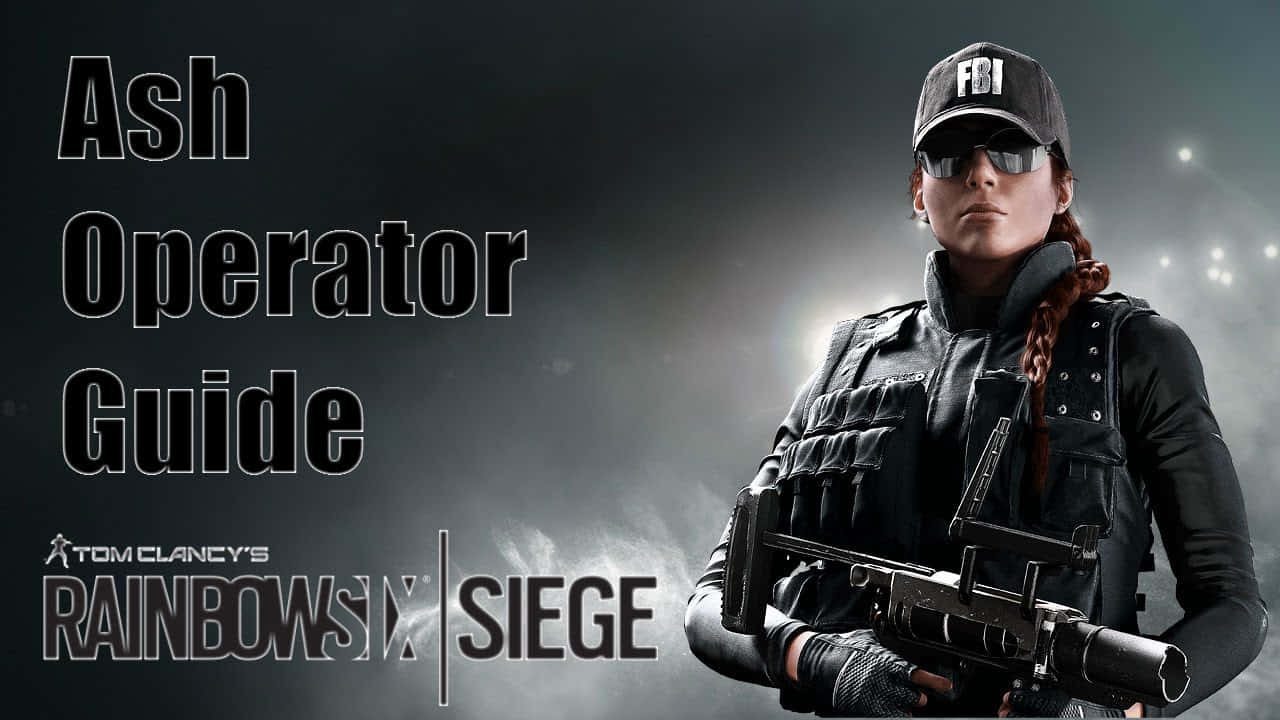 Rainbow Six Siege Ash 桌布 壁紙 — 一名身穿戰術裝備的女性FBI探員在煙霧瀰漫的黑暗背景前手持步槍，並帶有遊戲標題文字。